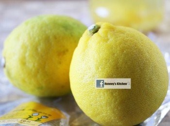 step1: 檸檬用鹽洗擦乾淨, 用熱水沖洗, 用廚紙或乾淨毛巾抺乾