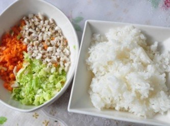 step3: 備好香Q米飯及備料:將高麗菜心、杏鮑菇、紅蘿蔔分別切成細末