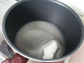 step1: -砂糖與2湯匙水放長柄铁煲內, 中火加熱, 其間不用攪動,