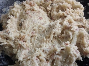 step6: 將粘米粉、澄麵及<span class="group_3">調味料</span>拌勻後，逐少加入蘿蔔絲中拌勻成槳糊狀