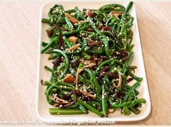 step3: 在過貓上淋上些許橄欖油拌和，再拌入青檸酸辣黑菇醬與白芝麻即可。