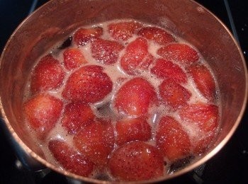 step5: 煮約10分鐘,草莓已釋放出所有水份及果膠,這時熄火放涼。放涼後蓋上鍋蓋靜置到隔天早上。ps:如晚上熬煮,就放到隔天早上。