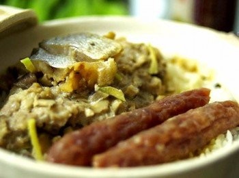 step4: 可在市面買煲仔飯豉油，也可自製煲仔飯豉油： 水- 3湯匙， 糖-1湯匙，黑醬油-3湯匙，醬油-2湯匙。 用小火將所有材料煮沸即成！