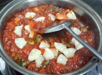 step4: 醬汁煮沸後，再下菠蘿拌勻，盛起備用