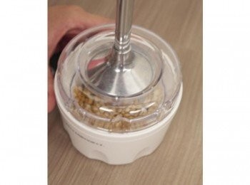 step4: 等待發酵的時候~~我來打玉米粉^^ 用貝印攪拌棒打玉米粒!!! (外面也有賣玉米粉喔!!)