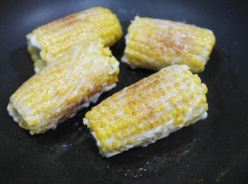 step7: 抹好後的玉米再度放回鍋中繼續煎~~ 煎到表面乾乾的就好囉^^