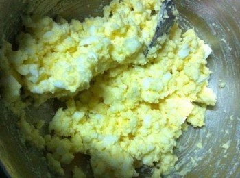step2: 然後加入牛油和美乃滋攪拌均勻，即可。