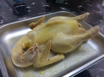 step3: 用水稍微沖正雞身上的醃料， 蒸三十分鐘至熟透， 取出攤涼， 把雞汁留起備用