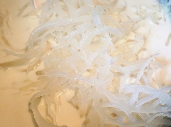 step4: 加入浸泡好的珊瑚草，大束的珊瑚草略剪碎，拌勻即可。亦可將煮好的椰汁及珊瑚草分別放進雪櫃冷藏，吃時拿出拌勻。