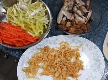 step5: 準備好所有材料:冬菇浸軟切絲,甘筍切絲,竹笙切幼段,韮王切段,瑤桂撕幼絲