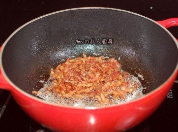 step3: 將培根切末狀爆香。