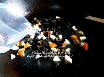 step10: 加入200ml清雞湯及200ml水拌勻用中火煮滾