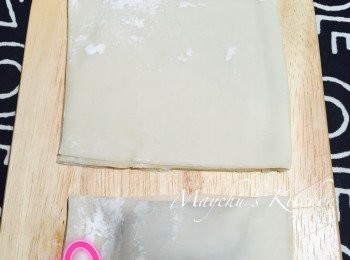 step4: 在沒有開口那邊的角落沾上一點水，將雲呑角疊起成元寶狀。