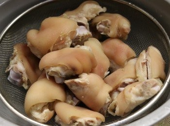 step2: 然後把豬手撈起，用清水洗乾淨，瀝乾水分，備用。