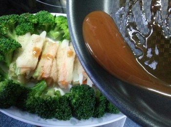 step8: 將西蘭花排上碟,淋上芡汁即可