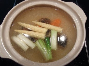 step5: 加入適量的高湯煮滾後,再放入蛤蜊及玉米筍,胡蘿蔔片一起煮滾。