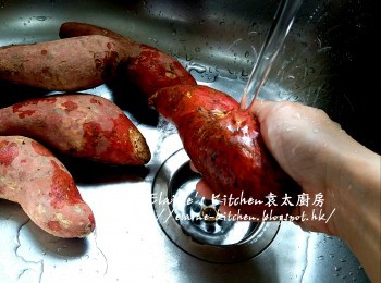 step1: 蕃薯洗淨後用毛巾抹乾水份放入煲內 , 加入片糖及1200ml水