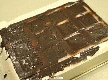 step8: 取烘焙紙墊在下面，巧克力平鋪抹入方格模型中放冷藏或者冷凍10分鐘
