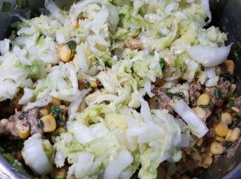 step3: 沖洗娃娃菜，用力榨乾水份，加入其他<span class="group_1">材料</span>中拌勻。