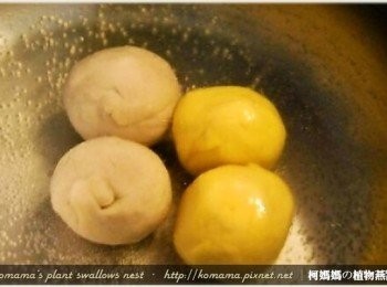 step2: 將蕃薯湯圓與芋頭湯圓放置在滾水中加熱，並用湯勺推轉，使湯圓在水中翻轉而不粘鍋。