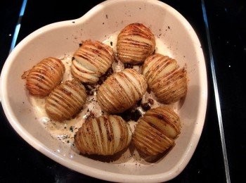 step4: 烤至快完成時,馬鈴薯切面會呈現手風琴狀,外皮 會變酥脆。完成後撒上香料即完成。