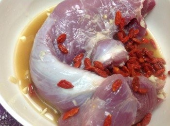 step1: 里肌肉用牙籤刺洞醃料入味冰存一星期， 醃料：醬油、紹興酒、枸杞、蒜末