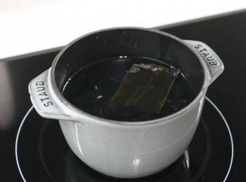 step3: 取一鍋注入清水3杯(600毫升)，放入昆布，黑豆，韓國豉油和糖，以中大火煮滾後調至中火煮10分鐘後取出昆布，再以慢火續煮45分至收汁。