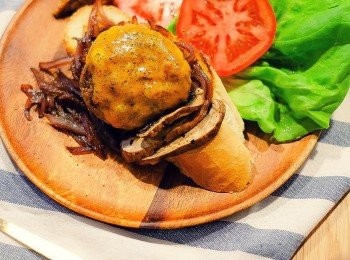 step5: 上碟先放法包，其他材料及醬料層層疊 , 自由放