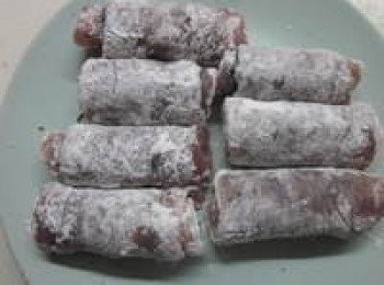 step4: 作法3.全數捲成肉捲後,滾上薄薄一層麵粉