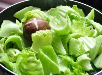 step7: 再放入芥菜心、香菇拌炒悶煮