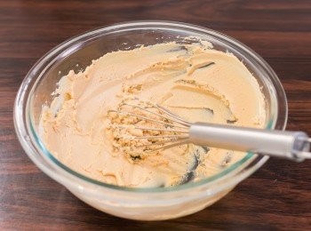 step8: 蛋糕體做法 – 花生醬層：加入花生醬打勻。