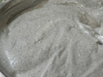step5: 魚膠粉和開水加熱隔水攪拌溶解，然後分次加入步驟(4)內拌勻。倒入蛋糕模內， 冷藏至少4小時待凝固。