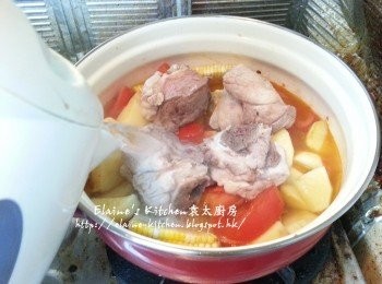 step4: 再加入薯仔 , 粟米拌炒數分鐘 , 加入豬骨及熱水拌勻