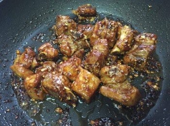 step6: 炒至醬汁黏著排骨，排骨有少許金黃色就可熄火