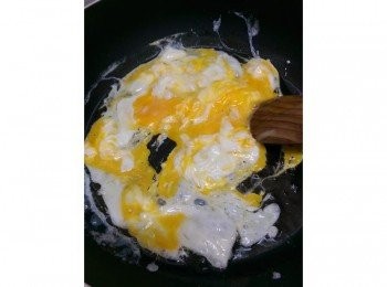 step2: 下兩匙的油炒香雞蛋