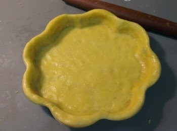 step5: 取出派皮擀平放入模型內並將整好形狀:如圖示