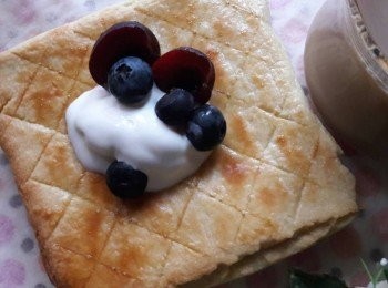 step10: 放上一球香草冰淇淋和水果 , 會更美味哦 ~