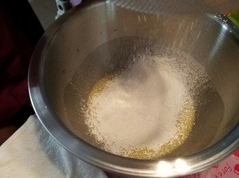 step4: 麵粉及泡打粉過篩，加入蛋醬拌勻。最後加入橄欖油已經可以。