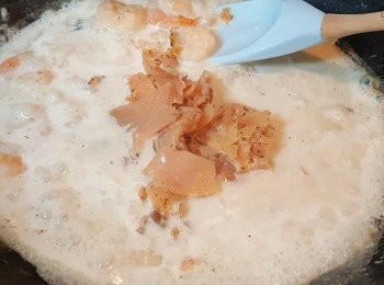 step7: 加入三文魚塊煮一會。