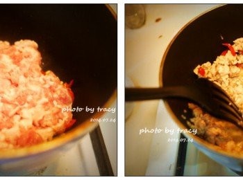 step4: 絞肉放入後,先別急著翻動喔,
等待1.2分讓接近鍋底的那一面慢慢吸收熱能,
如果一下鍋就快速的攪拌,
如此一來肉汁會很快流失.吃起來的口感就會柴柴的.
這是從小小米桶那裡學來的 
之後翻面,在把絞肉切散,讓鍋子可以快速集熱.