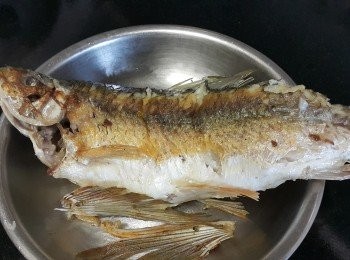 step5: 鯪魚用少少油煎熟，放涼後入袋