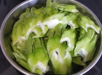 step5: 涼瓜(苦瓜)，清洗去籽後斜切成片