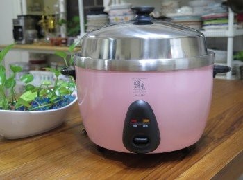 step6: 電鍋的便利性我想不需多介紹大家都知道， 但以往傳統電鍋都為鋁製， 當高溫遇酸常怕<span class="group_1">食材</span>汙染變質產生鋁離子， 這也是讓使用者較不放心的地方， (鍋寶)全面升級304食品級不鏽鋼材質，更有質感喔👍

【鍋寶不鏽鋼分離式11人份電鍋-初戀粉】 容量大好運用，真的兼顧實用和外型 304食品級不鏽鋼材質，更有質感使用更安心 分離式鍋體設計平時清潔更方便👍 重點是價格好實惠喔。 這裡買：https://goo.gl/ZgAuUf