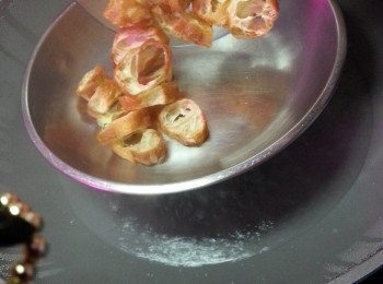 step3: 待水滾後加入已經剪成片的油炸鬼