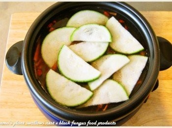 step3: 絲瓜去皮切成塊狀後，與黑木耳養生露一同放入鍋中燉煮，並不定時攪拌。