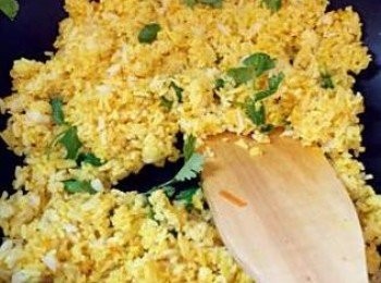 step4: 同一個鍋，炒散隔夜白飯，加適量水份，加薑黃粉炒匀上色，加些香菜葉，少許鹽調味，備用，