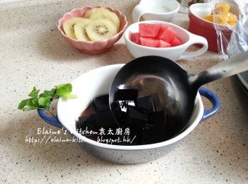 step15: 將冰糖水加入涼粉內 , 蓋上蓋放入雪櫃雪凍 , 食時將涼粉連糖水放入碗內
