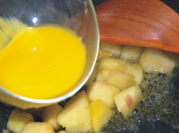 step4: 將起士粉加適量的水化開，攪拌均勻緩緩倒入在蘋果丁中，邊倒邊攪拌，待餡濃稠時盛出待用。