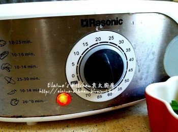 step10: 逐一放入電蒸鍋內蒸1小時再焗10分鐘至熟透 , 取出灑上白芝麻