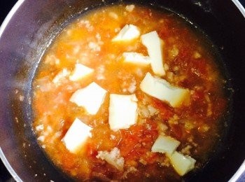 step4: 最後加BB芝士碎及少許茄汁調味。